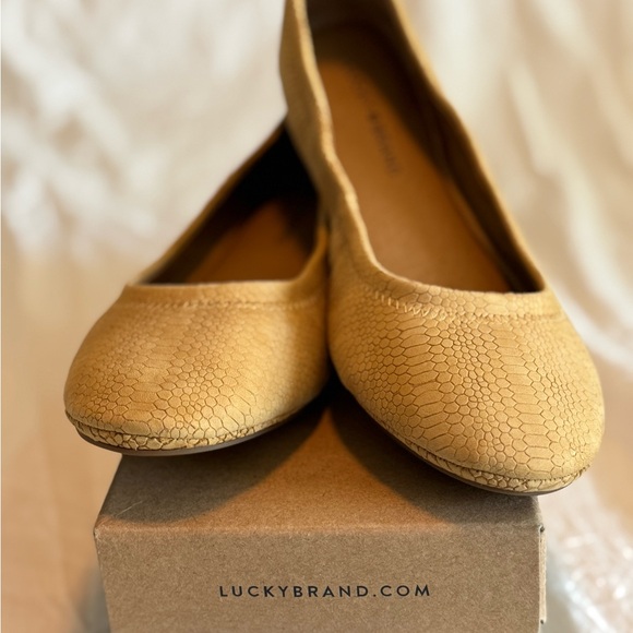 NWT NEVER WORN Lucky Brand Tan Suede Flats - Picture 1 of 6